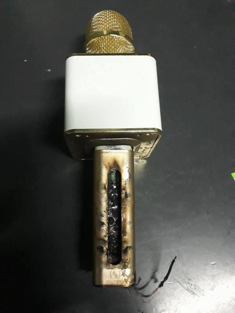 Để sạc qua đêm, chiếc micro karaoke phát nổ khủng khiếp - Ảnh 2 De sac qua dem, chiec micro karaoke phat no khung khiep - Anh 2