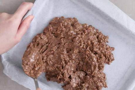 Bất ngờ với món bánh socola mì ăn liền ngon miễn chê - Ảnh 6 Bat ngo voi mon banh socola mi an lien ngon mien che - Anh 6
