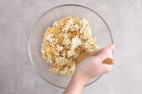 Bat ngo voi mon banh socola mi an lien ngon mien che - Anh 3