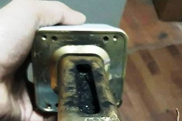 Để sạc qua đêm, chiếc micro karaoke phát nổ khủng khiếp