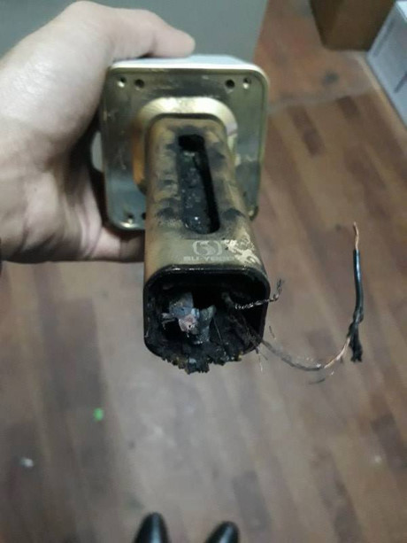 Để sạc qua đêm, chiếc micro karaoke phát nổ khủng khiếp - Ảnh 1 De sac qua dem, chiec micro karaoke phat no khung khiep - Anh 1
