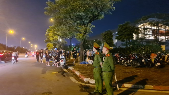 Công an quận Nam Từ Liêm tập trung cao độ, bảo vệ an ninh, an toàn bên ngoài Sân vận động Quốc gia Mỹ Đình.