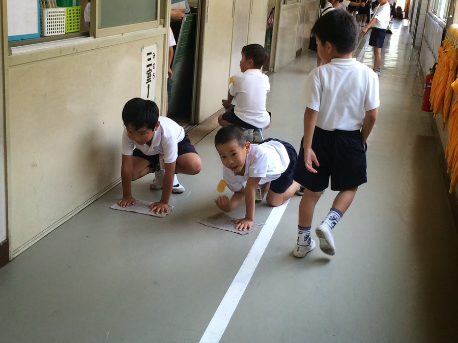 Dọn vệ sinh lớp học - bài học đặc biệt của trẻ em Nhật Bản ảnh 2