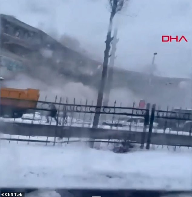 Nhiệt độ hạ thấp gây khó khăn cho người sống sót và lực lượng cứu hộ. Nhiệt độ hạ thấp gây khó khăn cho người sống sót và lực lượng cứu hộ.