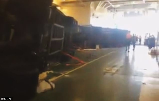 Những chiếc xe tải bị lật nhào trên 1 chiếc phà Những chiếc xe tải bị lật nhào trên 1 chiếc phà