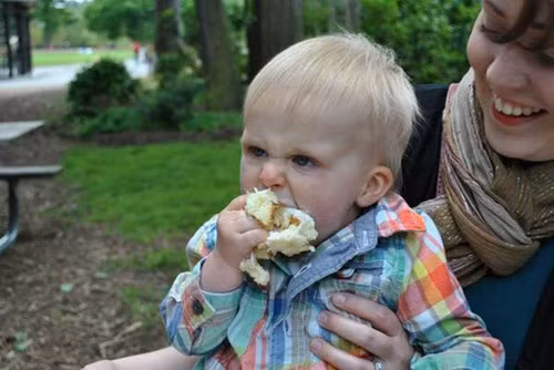 Ảnh bé an bánh lem lúoc vùa yeu vùa cuoi dau bung-Hinh-2