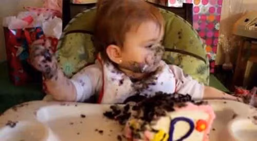 Ảnh bé an bánh lem lúoc vùa yeu vùa cuoi dau bung-Hinh-9