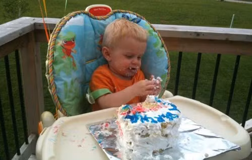 Ảnh bé an bánh lem lúoc vùa yeu vùa cuoi dau bung-Hinh-3