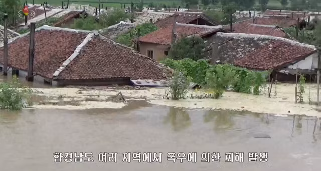 Nhiều ngôi nhà bị phá hủy do lũ lụt.