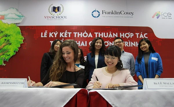 Bà Ella Bjornsdottir - Giám đốc điều hành Tập đoàn Franklin Covey vùng Trung Đông và châu Á và bà Lê Mai Lan – Chủ tịch Hệ thống giáo dục Vinschool - ký kết thỏa thuận hợp tác triển khai chương trình “The Leader in Me” tại Vinschool sáng 6/12