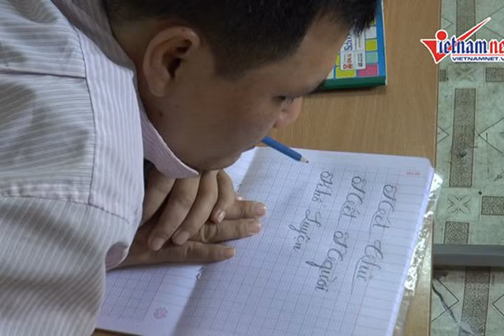 Thầy giáo viết chữ bằng miệng và 3 điều kiện tuyển vợ