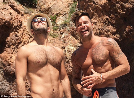 Ricky Martin kể về khoảnh khắc đáng yêu khi cầu hôn chàng họa sĩ điển trai - Ảnh 4 Ricky Martin ke ve khoanh khac dang yeu khi cau hon chang hoa si dien trai - Anh 4