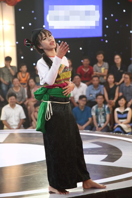 Trấn Thành sửng sốt vì bị cô gái dân tộc xinh đẹp Tran Thanh sung sot vi bi co gai dan toc xinh dep