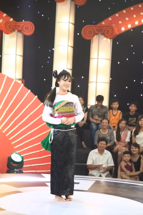 Tran Thanh sung sot vi bi co gai dan toc xinh dep 