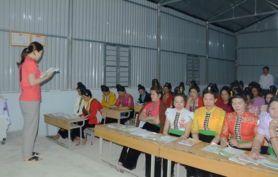 Lớp xóa mù chữ tại bản Na Cai, xã Luân Giói, huyện Điện Biên Đông.