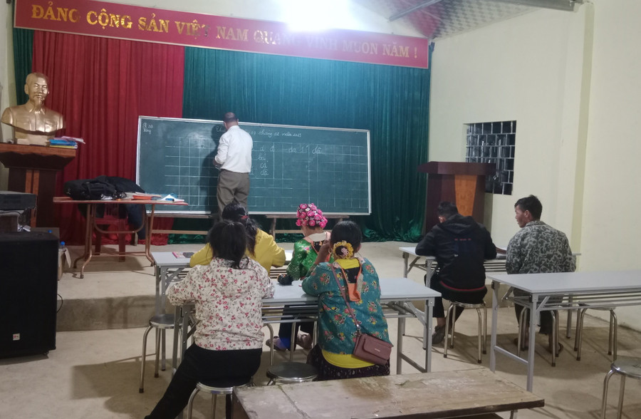Giáo viên Trường PTDTBT Tiểu học Chua Ta, xã Phì Nhừ giảng dạy tại lớp xóa mù chữ bản Chua Ta A, C. Giáo viên Trường PTDTBT Tiểu học Chua Ta, xã Phì Nhừ giảng dạy tại lớp xóa mù chữ bản Chua Ta A, C.