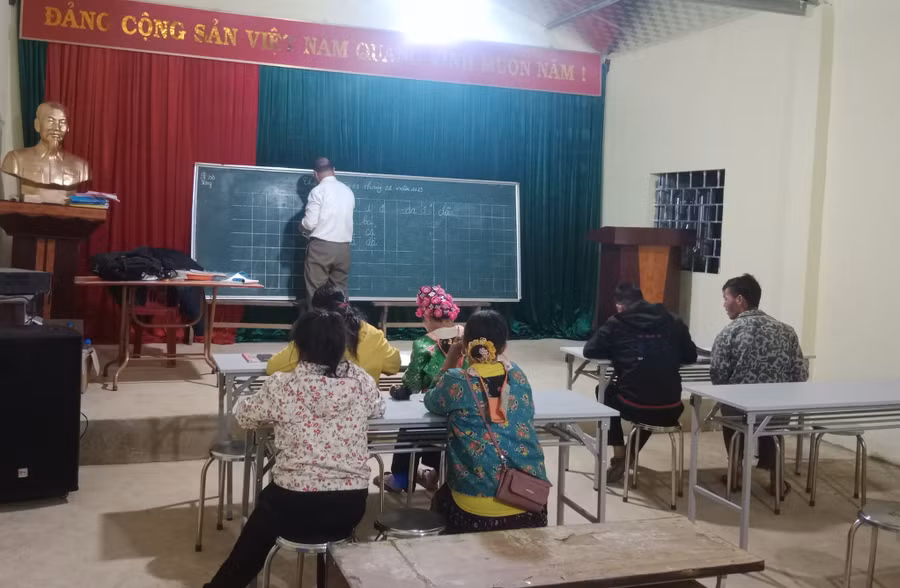Giáo viên Trường PTDTBT Tiểu học Chua Ta, xã Phì Nhừ giảng dạy tại lớp xóa mù chữ bản Chua Ta A, C.