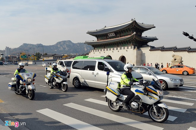 Điểm cuối của đại lộ là cổng Quảng Hòa (cổng chính) của cung điện Gyeongbokgung. Con đường VIP ở thủ đô Seoul