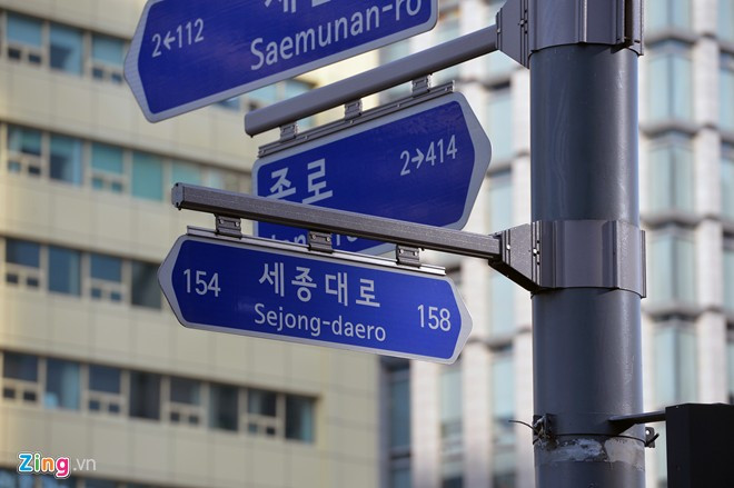 Biển báo được đánh số nhà, giúp người đi đường nhận biết được cần rẽ phải hay trái khi đến ngã tư. Con đường VIP ở thủ đô Seoul