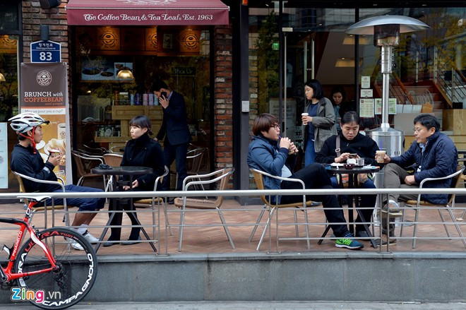 Nhiều nhà hàng, tiệm cà phê cũng được sử dụng vỉa hè làm chỗ ngồi. Con đường VIP ở thủ đô Seoul