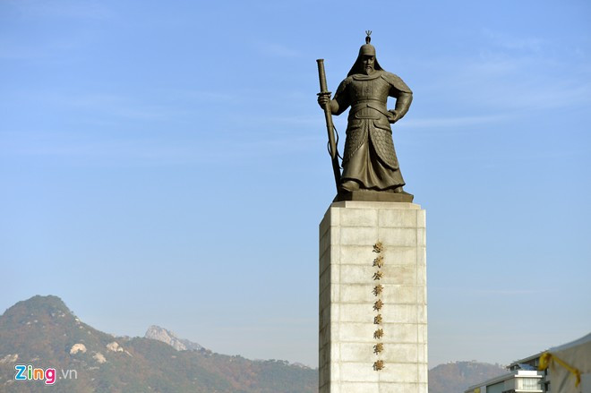 Tướng Yi Sun Shin (1545-1598) là đô đốc nổi tiếng, nhà chiến lược tài ba của hải quân triều đại Joseon, lập nhiều chiến công trong các trận chiến chống lực lượng hải quân Nhật Bản thời chiến tranh Triều - Nhật (1592-1598). Ông được vinh danh là một trong 10 tướng quân vĩ đại nhất trong lịch sử hải quân thế giới. Con đường VIP ở thủ đô Seoul