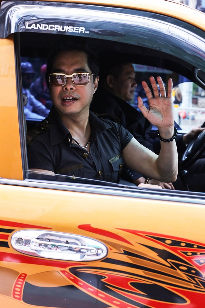 Ngọc Sơn trở lại sân khấu sau khi chịu tang cha