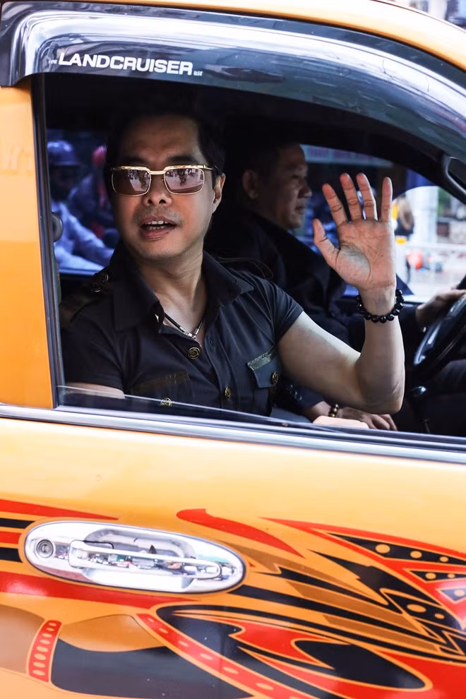 Ngọc Sơn trở lại sân khấu sau khi chịu tang cha