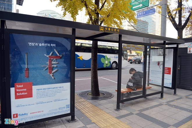 Nhà chờ xe bus trên đại lộ Sejong Daero sạch sẽ, đẹp mắt. Con đường VIP ở thủ đô Seoul