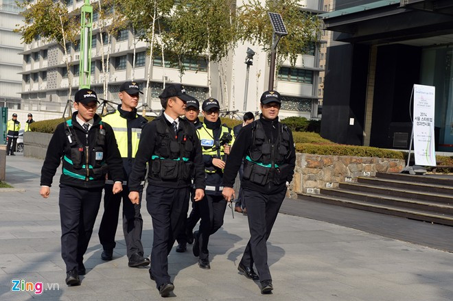 Cảnh sát Hàn Quốc tuần tra liên tục dọc hai bên tuyến đường. Con đường VIP ở thủ đô Seoul