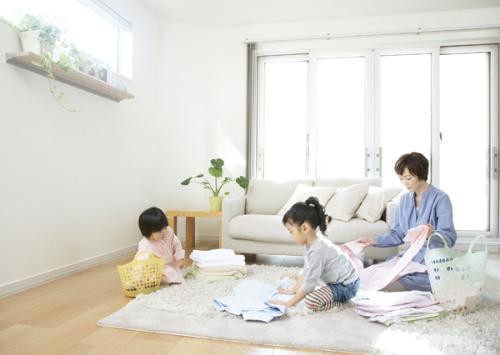 Dạy con tính tự lập ngay từ khi con nhỏ giúp trẻ lớn lên tự tin và vững vàng hơn. (Ảnh minh họa)