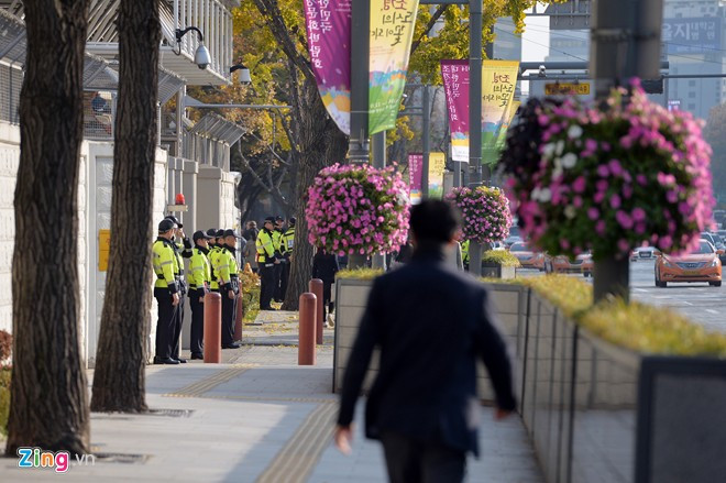 Đại sứ quán Mỹ được đặt trên tuyến đường này, ngày đêm luôn có hơn chục cảnh sát túc trực bên ngoài cổng. Con đường VIP ở thủ đô Seoul