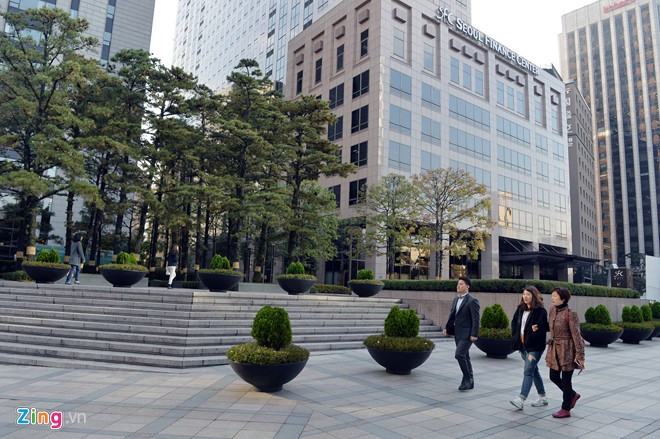 Trụ sở Trung tâm tài chính Seoul là một trong nhiều cơ quan hành chính của Hàn Quốc đặt tại đây. Con đường VIP ở thủ đô Seoul
