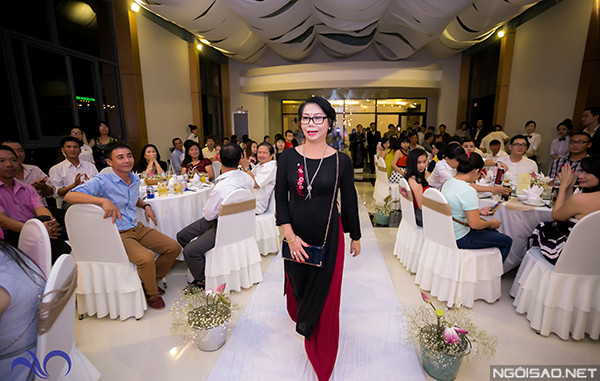 Chị Nguyệt hạnh phúc trong ngày cưới của con. nguoi-me-muoi-mat-di-hoi-vo-cho-con-gai