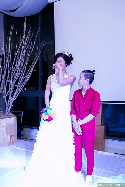 Cô dâu Bích Hà xúc động khi xem video có lời chia sẻ của chồng trong ngày cưới nguoi-me-muoi-mat-di-hoi-vo-cho-con-gai-1