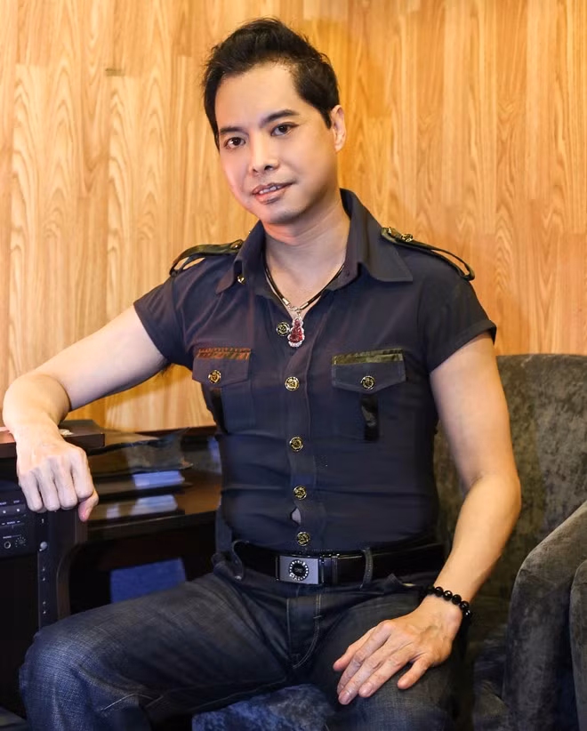 Ngọc Sơn trở lại sân khấu sau khi chịu tang cha