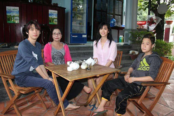 Chị Nguyệt cùng các con, Nhật (ngoài cùng bên trái), Vy và Hà (áo hồng). Ảnh: Facebook. nguoi-me-muoi-mat-di-hoi-vo-cho-con-gai-2