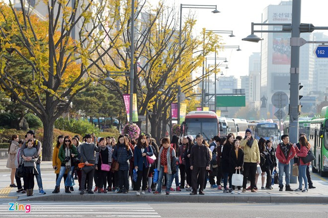 Để đi bộ sang được bên kia đường, người dân phải chờ đèn tín hiệu khá lâu... Con đường VIP ở thủ đô Seoul