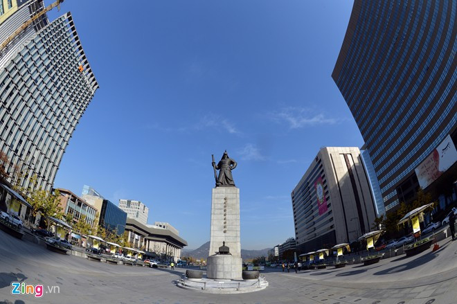 Trung tâm của đại lộ có bức tượng vị tướng Yi Sun Shin trên quảng trường Gwanghwamun. Con đường VIP ở thủ đô Seoul