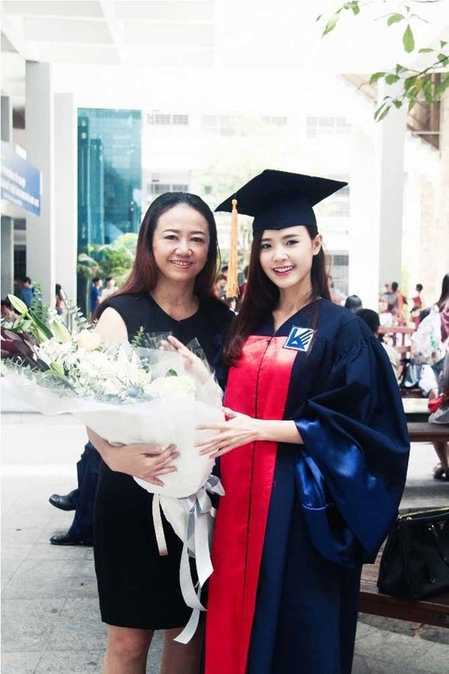 Vị “đại gia” thật sự của Midu ảnh 6 Bà luôn góp mặt trong những sự kiện quan trọng của Midu.