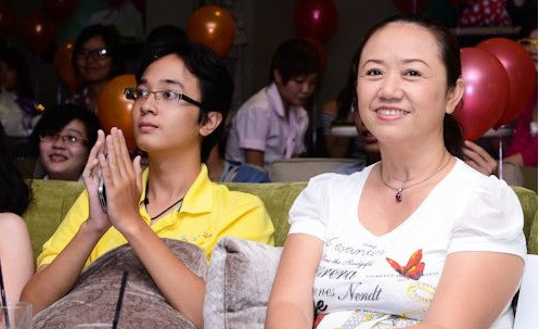 Vị “đại gia” thật sự của Midu ảnh 5 Khi có dịp đi cùng con gái tới các sự kiện, mẹ Midu thường chọn chỗ vắng để dõi theo Midu.