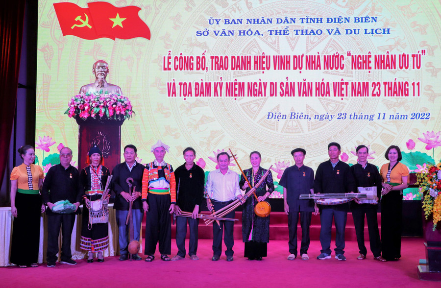 Các “Nghệ nhân ưu tú” hiến tặng hiện vật cho Bảo tàng tỉnh Điện Biên.