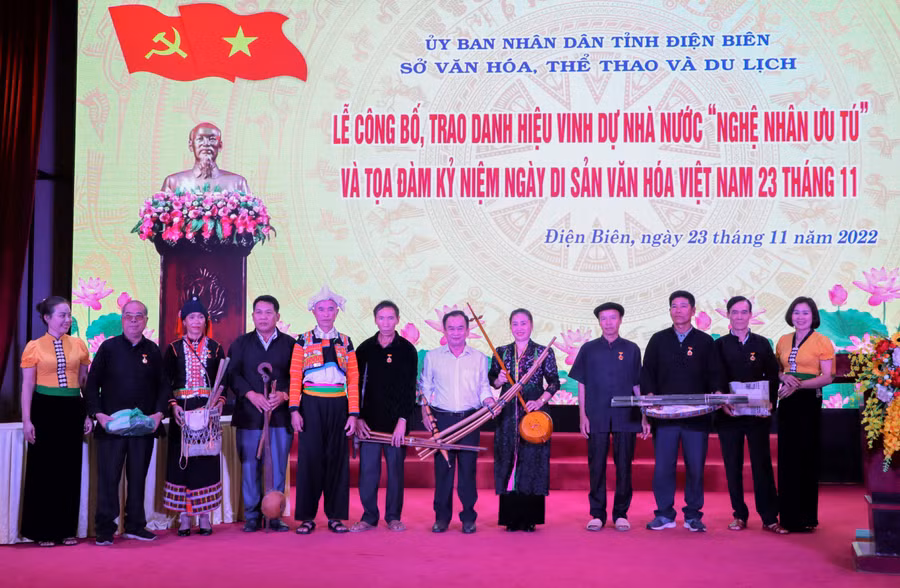 Các “Nghệ nhân ưu tú” hiến tặng hiện vật cho Bảo tàng tỉnh Điện Biên.