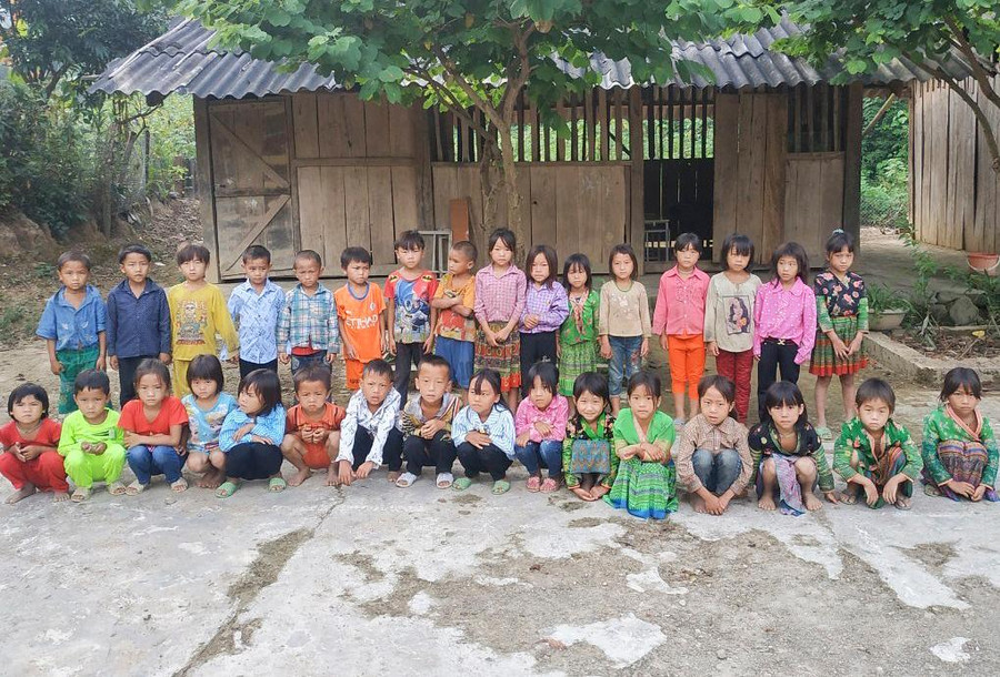 Mỗi thế hệ học sinh trưởng thành lại tiếp thêm niềm tin của người dân với thầy cô ở Tìa Dình. Ảnh: NTCC. Mỗi thế hệ học sinh trưởng thành lại tiếp thêm niềm tin của người dân với thầy cô ở Tìa Dình. Ảnh: NTCC.