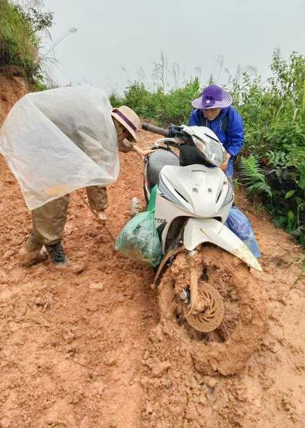 Giao thông liên bản ở Tìa Dình đa phần là đường đất nên việc đi lại của giáo viên vô cùng vất vả. Ảnh: NTCC. Giao thông liên bản ở Tìa Dình đa phần là đường đất nên việc đi lại của giáo viên vô cùng vất vả. Ảnh: NTCC.