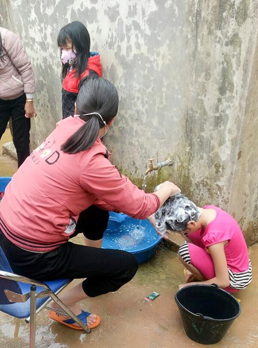 Thầy, cô chăm sóc và hướng dẫn học sinh từ bữa ăn, giấc ngủ và việc sinh hoạt, vệ sinh cá nhân hàng ngày. Ảnh: NTCC. Thầy, cô chăm sóc và hướng dẫn học sinh từ bữa ăn, giấc ngủ và việc sinh hoạt, vệ sinh cá nhân hàng ngày. Ảnh: NTCC.