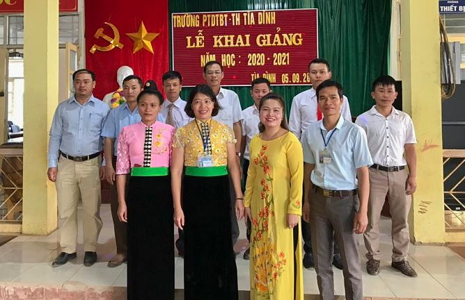 Tập thể giáo viên Trường PTDTBT Tiểu học Tìa Dình. Ảnh: NTCC. Tập thể giáo viên Trường PTDTBT Tiểu học Tìa Dình. Ảnh: NTCC.