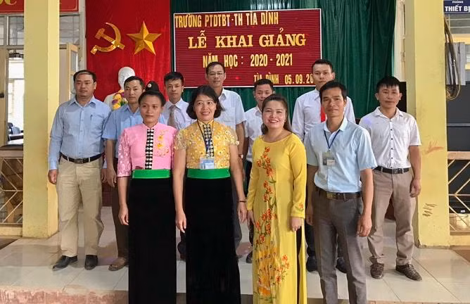 Tập thể giáo viên Trường PTDTBT Tiểu học Tìa Dình. Ảnh: NTCC.