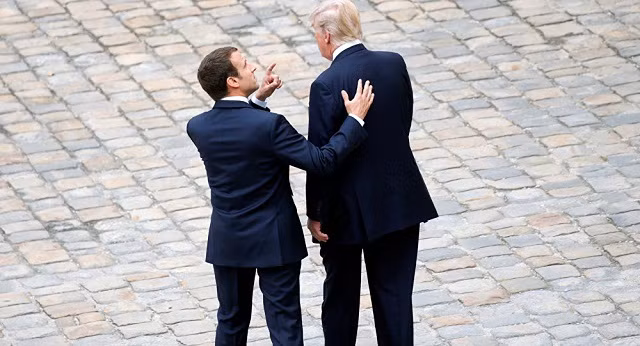 Tổng thống Pháp Macron (trái) và Tổng thống Mỹ Trump