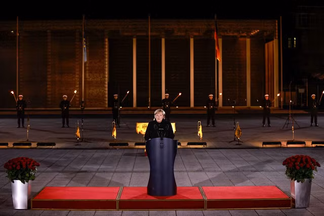Bà Merkel phát biểu tại đại quân lễ