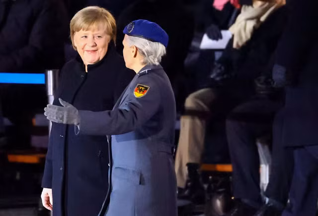 Video: Quân đội Đức dành sự vinh danh đặc biệt cho bà Angela Merkel ảnh 4